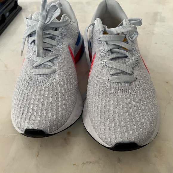 Nike - Picture 2 of 4